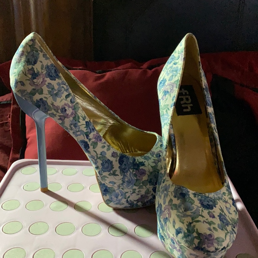 Heels.blue floral pattern. White cloth material